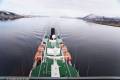 MS Nordnorge unter der Sortlandbrücke