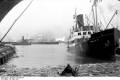 DS ROGALAND, im Hintergrund brennende Gebäude - Lizenz:CC-BY-SA / deutsches Bundesarchiv