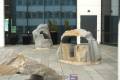 Steinskulpturen vor einem Geschäftsgebäude