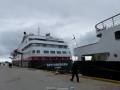 SPITSBERGEN am Kai in Ålesund, hinter der LOFOTEN