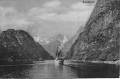 HR-Schiff (lt. Kartenrückseite Kong Harald, dazu passt aber der Schornstein BDS oder DSD nicht) fährt in den Trollfjord, etwa 20er Jahre ©Eneret Wilse
