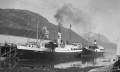 DS BARØY (1930) in Lødingen, dahinter DS DYRØ / public domain - Fotograf: Anders Beer Wilse/Norwegian Museum of Cultural History