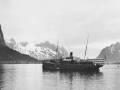 DS RØST (1910) in Reine / public domain - Fotograf: Anders Beer Wilse/Norwegian Museum of Cultural History