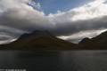 Im Straumsfjord, Blick auf den Durmålstinden (1168m) und den Bentsjordtinden (1096m)