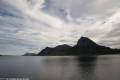 Horntinden 454 m, mitte Skroven 415 m, hinten Insel Fugløya