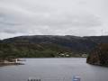 Stokksund - Krokholmen mit Leuchtfeuer (li)/Brennholmen (re)/Windpark Harbaksfjellet